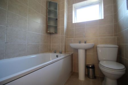 1 bedroom Flat To Let - Photo 2