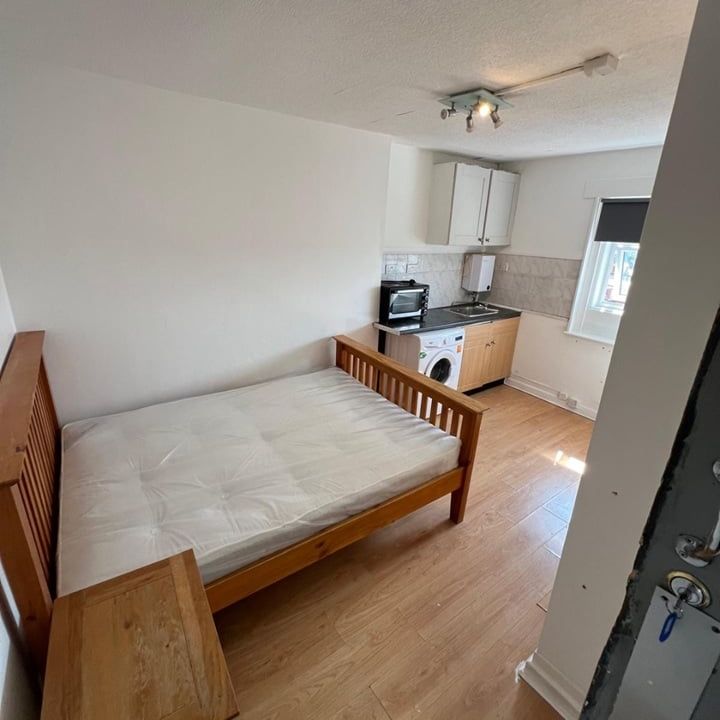 Studio Flat, London Road, CR0 - Photo 1