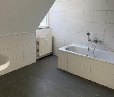 Individuelle und geräumige Dachwohnung! Tageslichtbad mit Wanne und... - Photo 3