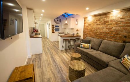 Mowbray Street Room 4 - Photo 5