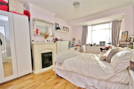 Robin Hood Road, Woking - 3 bedrooms Property for lettings - Seymours - Photo 2