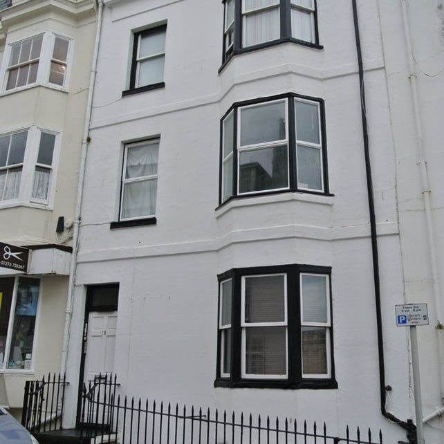 1 Bed Flat, Upper Market Street, BN3 - Photo 1