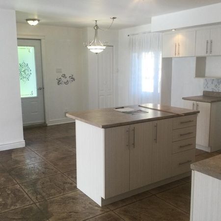 Appartement 51/2 lumineux, REZ-de-Jardin, dans duplex MAGOG, - Photo 4