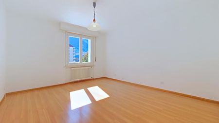 À Louer Lumineux 3.5 pièces, cadre verdoyant, balcon, cave, place de parc, proche du centre-ville de Martigny - Photo 3