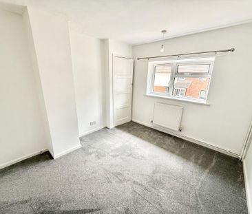 3 bedroom end of terrace house to rent - Photo 2