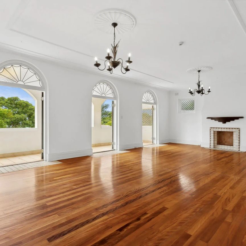 Recently Renovated House-Sized Apartment - Photo 1