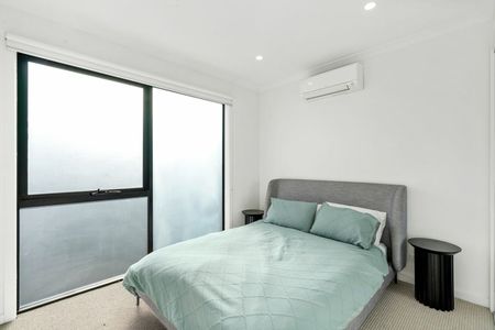 Beachside Elegance in the Heart of Port Melbourne - Photo 5