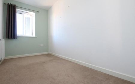 **Student House ** Available from July is this large 4 bedroom house located in Scholars Chase, opposite UWE. Bills are not included in the rent. - Photo 2