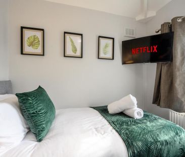 4 bedroom semi-detached house to rent - Photo 3