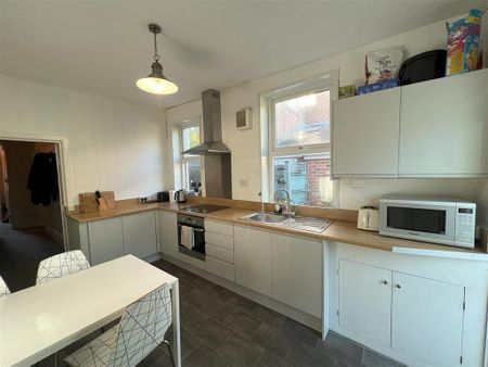 6 bedroom terraced house to rent - Photo 4