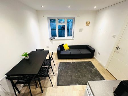 2 Bed Flat, Station Road, NW4 - Photo 2