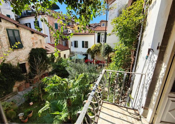 Appartamento non arredato, di ampia metratura, con 3 camere!