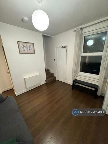 1 bedroom in a house share to rent - Photo 2