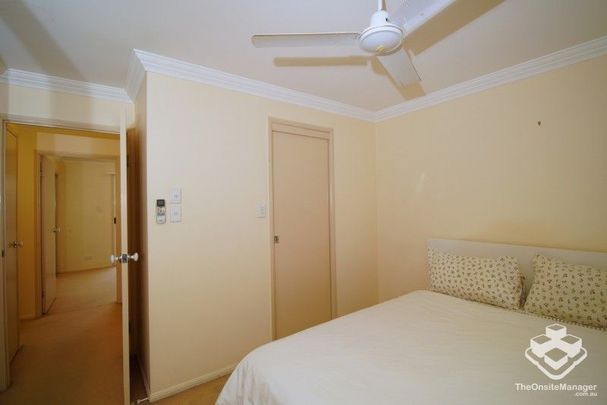 Furnished Private Townhouse Just 500m from Toowong Village - Photo 1