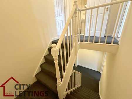 5 Bedroom Mid Terraced House - Photo 3