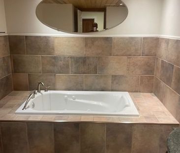 For Lease - 2036 Lilac Drive Unit# Basement, Innisfil, Ontario - Photo 4