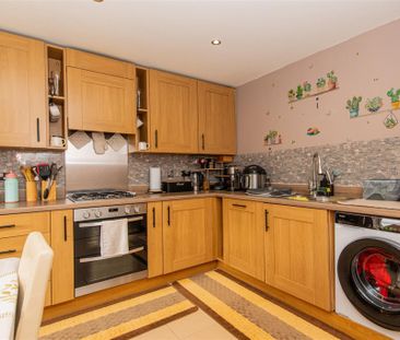 4 bed House To Let - Photo 4