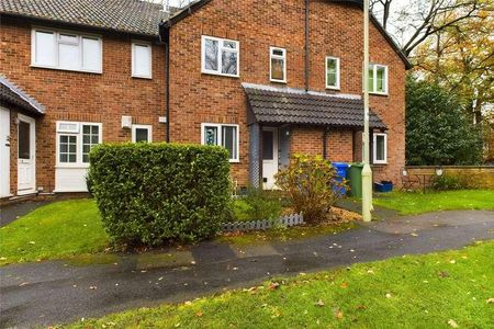 Vesey Close, Farnborough, Hampshire, GU14 - Photo 4