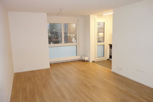 Moderne Wohnung an lebhafter Lage - Photo 1