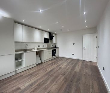 2 Bed Maisonette, Bakers End, SW20 - Photo 2