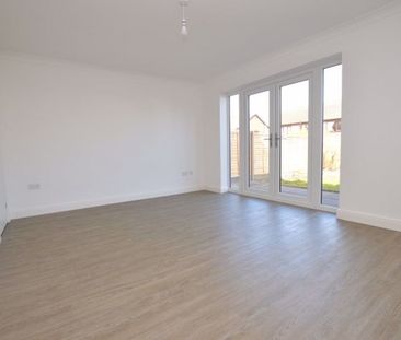 3 Bedroom Semi-Detached House - Photo 3