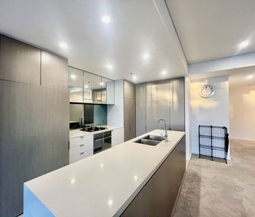 (Fully Furnished) Light Filled Large Three Bedroom Apartment with 2... - Photo 6