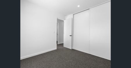 Impressive Near New 3 bedrooms 2 Bathrooms 2 living Area DOUBE GARAGE - Photo 3