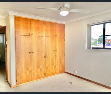 Great 2 bedroom unit in the heart of Greenslopes! - Photo 4