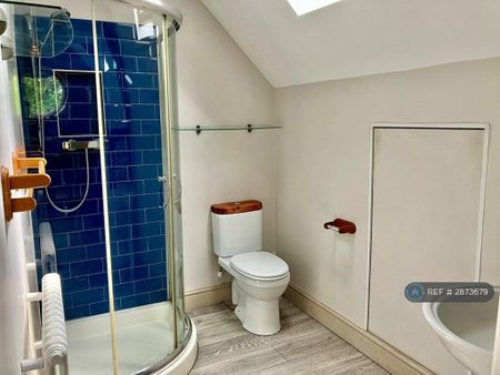 3 bedroom semi-detached house to rent - Photo 5