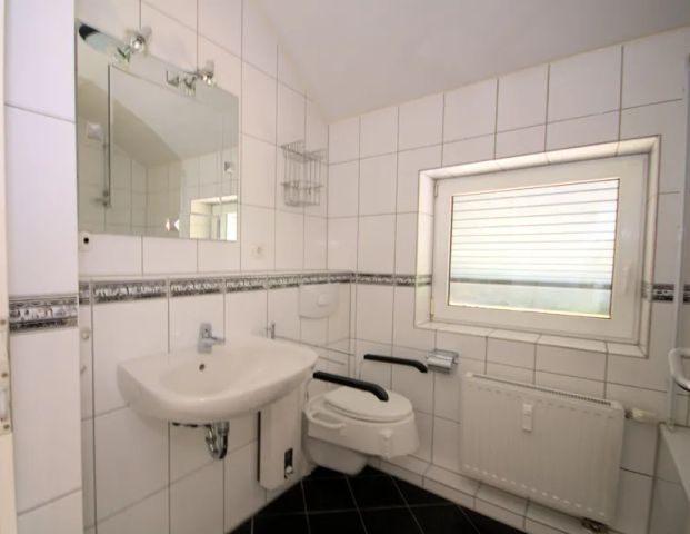 Schicke, helle Wohnung mit Südbalkon, Aufzug und Einbauküche - Foto 1