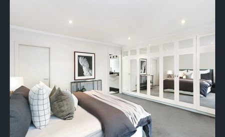 Family Entertainer with Grand Proportions, Light, Space & Expansive Harbour Views - Photo 2