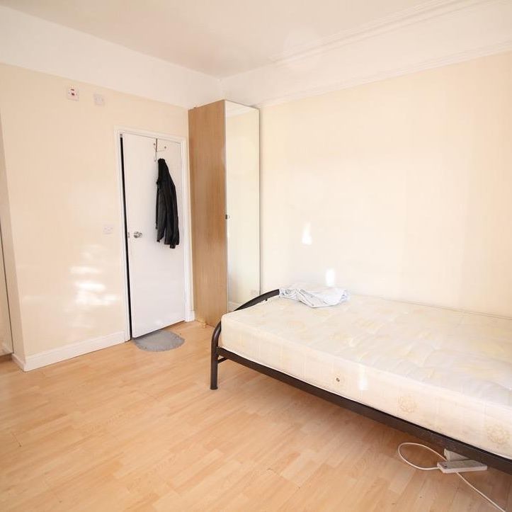 Hanworth Road, Hounslow - Photo 1