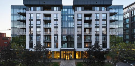 1 Bed, 1 Bath, Den - 815 Avenue Plymouth, Mont-Royal - Photo 2