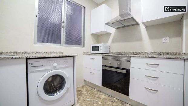 Room in a shared 5-bedroom apartment for rent in Russafa. - Photo 1