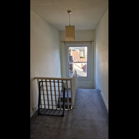Room in a Shared Flat, Bellevue Road, SW17 - Photo 3