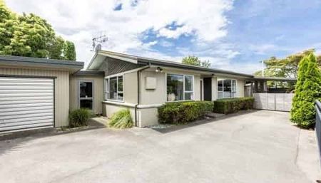 Family Home - Greenmeadows - Photo 3