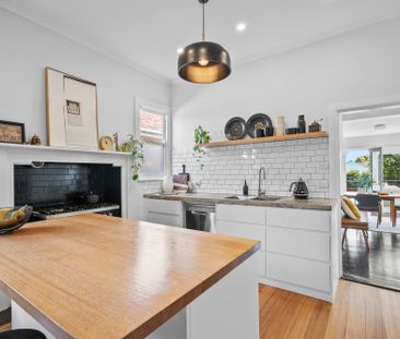 Meticulous and Spacious Family Home - Garden Maintenance Included - Photo 4