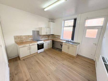 2 bedroom terraced house to rent - Photo 2