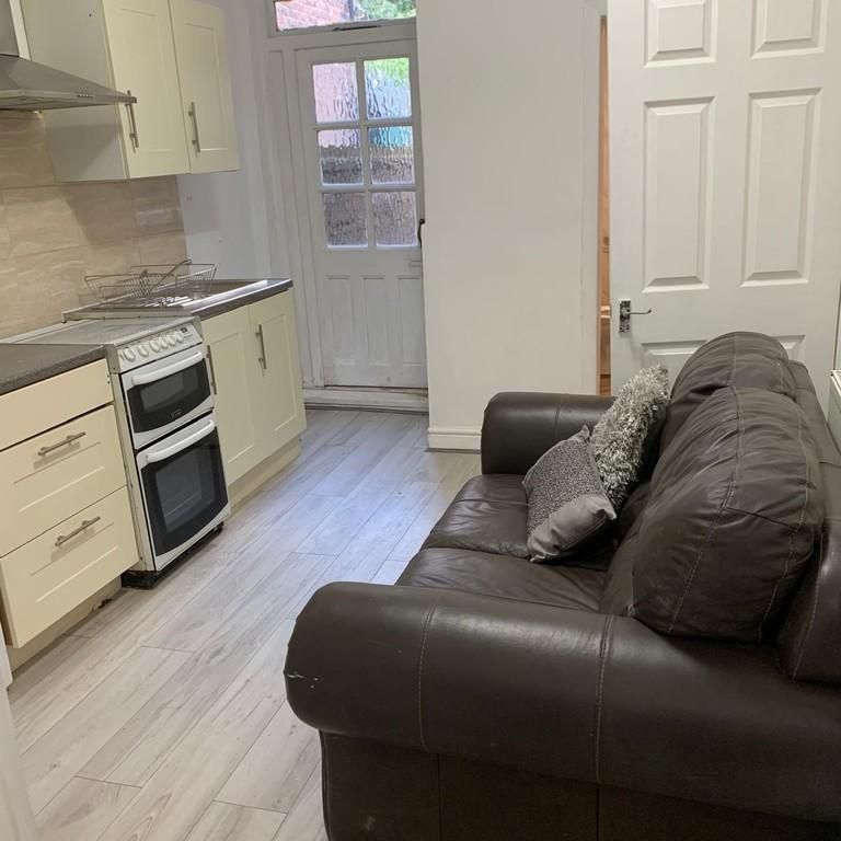 2 bedroom ground floor flat to rent - Photo 1