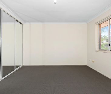 SPACIOUS UPDATED 2 BEDROOM TOWNHOUSE! GREAT LOCATION! - Photo 2