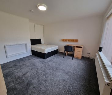 5 Bed Student Accommodation - Photo 2