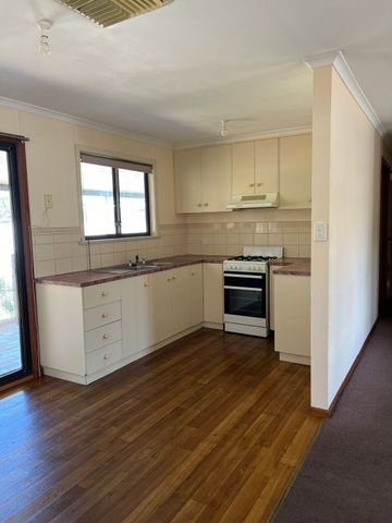 Comfortable 4 Bed 2 Bathroom Home - Photo 4