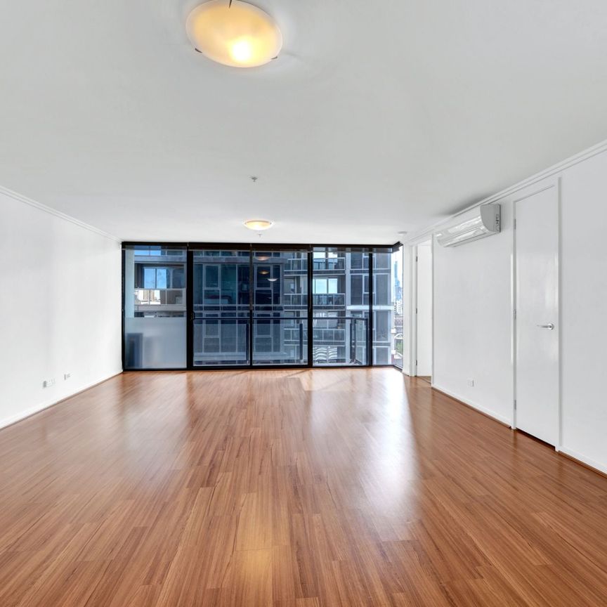 Huge Unfurnished 3 bedroom apartment in central location - Photo 1