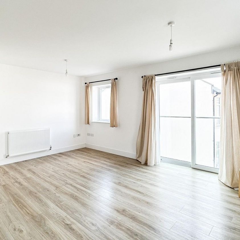 2 bedroom Flat To Let - Photo 1