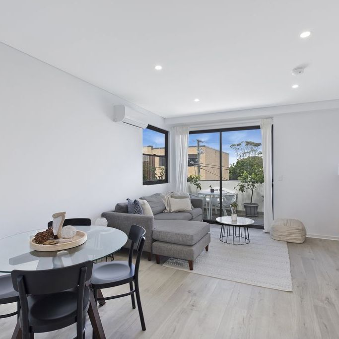 Stunning Brand New Apartment - water usage included - Photo 1