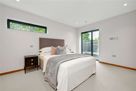 Stylish newly built detached property located 0.4 miles from Surbiton Station. - Photo 5
