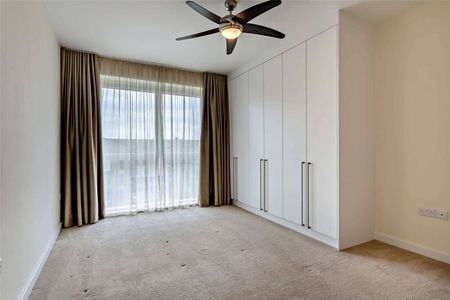 Stunning penthouse apartment in south Cambridge - Photo 4