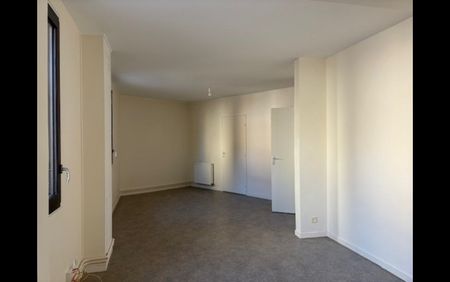 Location Appartement 4 pièces 76 m² La Châtre - Photo 2