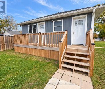 UNIT B - 15 KEELE STREET — 3 Bedroom - Photo 1