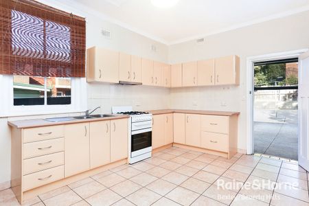 2 BEDROOM HOME IN THE HEART OF CAMPSIE! - Photo 2